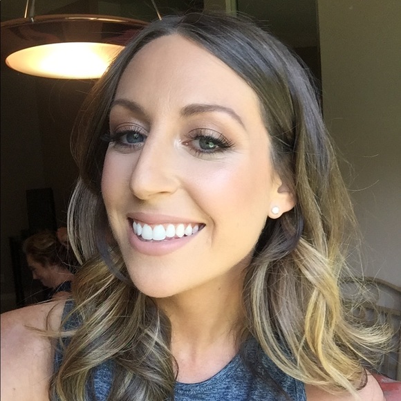 🍑 Meet Me! Your Posher! 🍑 - Picture 1 of 1